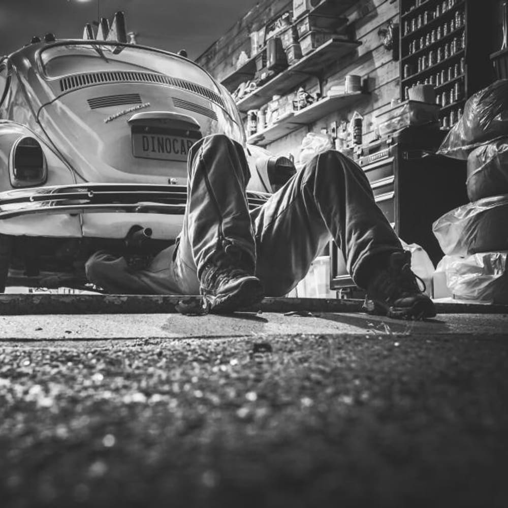 Technicien au travail sous une voiture